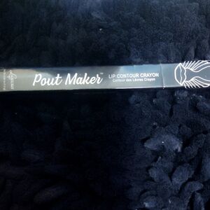 Pout Maker Lip Contour Crayon